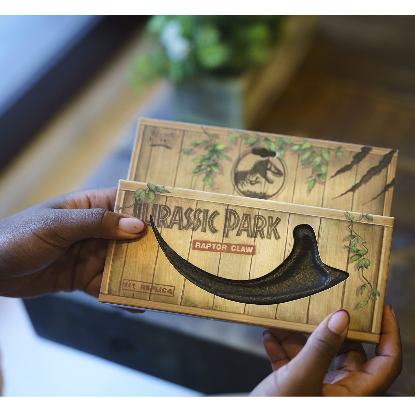 Doctor Collector DCJP22 Jurassic Park Raptor Claw Replica