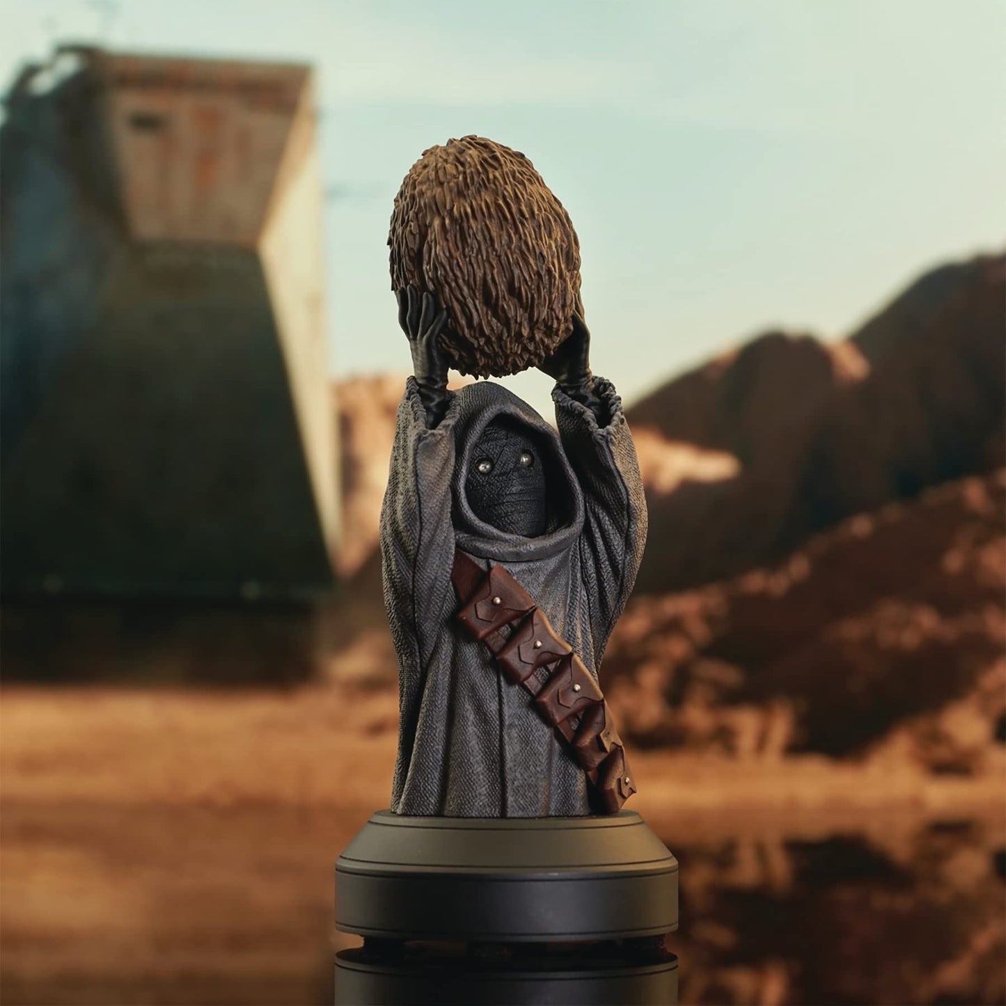 Star Wars: The Mandalorian Bust 1/6 Offworld Jawa with Mudhorn Egg 15 cm